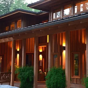 Shades Of Jade & 5*, Roberts Creek Kanada